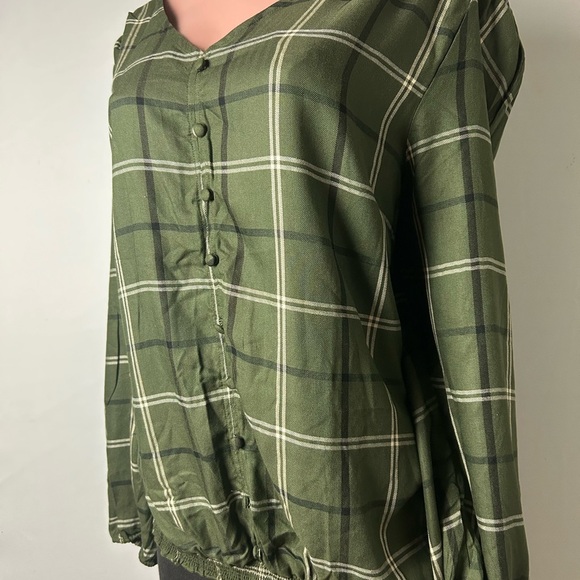 Avenue Green Boxy Button Down Shirt with Long Sleeves - Picture 5 of 10